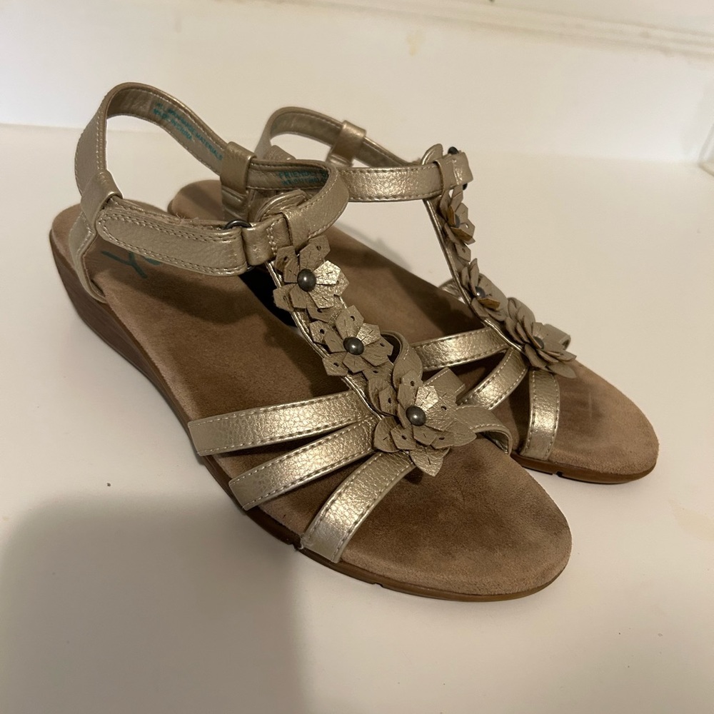 Yuu sandals size 6.5